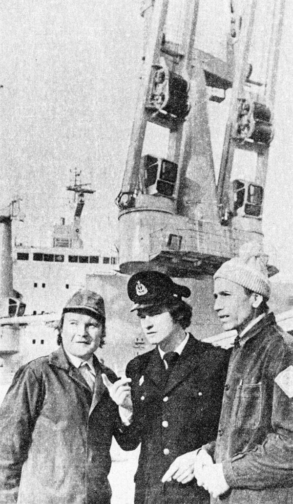 Третий помощник капитана A. Копыченко, старшие матросы B. Гончаров и В. Родькин