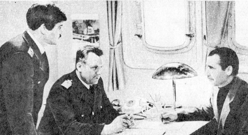 На теплоходе «Комсомолец Эстонии» старшии помощник капитана В. Матюхин (слева), капитан К. Измайлов (в центре) и старший механик В. Тыщук
