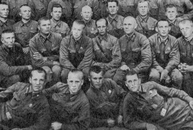 В. Порик (во втором ряду третий справа) и И. Бураков (четвертый справа) среди выпускников Харьковского пехотного, училища