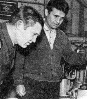 Старший механик теплохода «Петропавловск» В. И. Савушкин (слева) и второй механик В. К. Ещенко