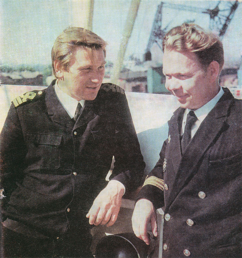 Старший помощник капитана А. Ряховский (на снимке слева) и старший механик М. Кашин работают на теплоходе-пакетовозе «Владимир Тимофеев» Северного пароходства.